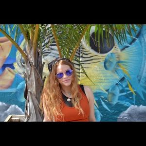 Meet your Posher, Larissa